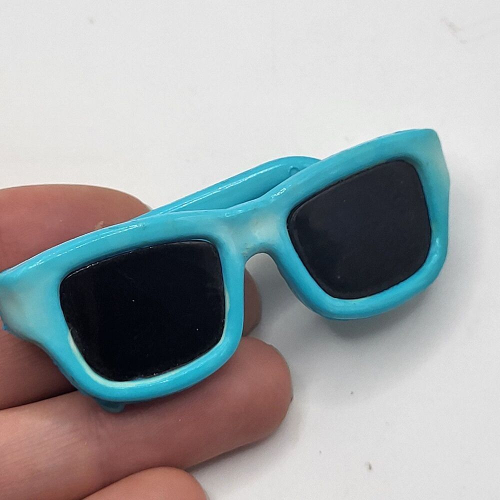 Vintage Retro 80’s Blue Plastic Sunglasses Lapel Brooch Pin 2.75in